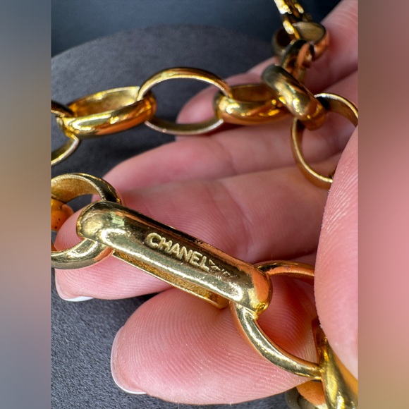 LOT 1431 24K gold plated CHANEL vintage necklace/belt chain with huge pendant - Picture 9 of 15